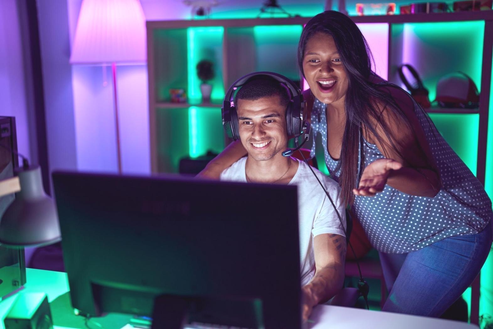 Équipe analysant des structures de données complexes